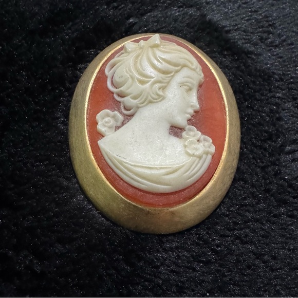 Gold and Cream Oval Cameo Brooch with Relief Carving - Picture 1 of 8